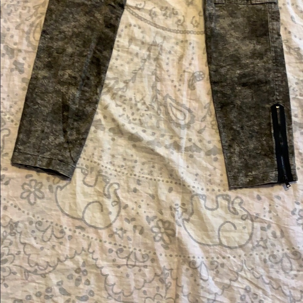Alice + Olivia Cargo Acid Wash Gray Skinny Jeans - Picture 5 of 5